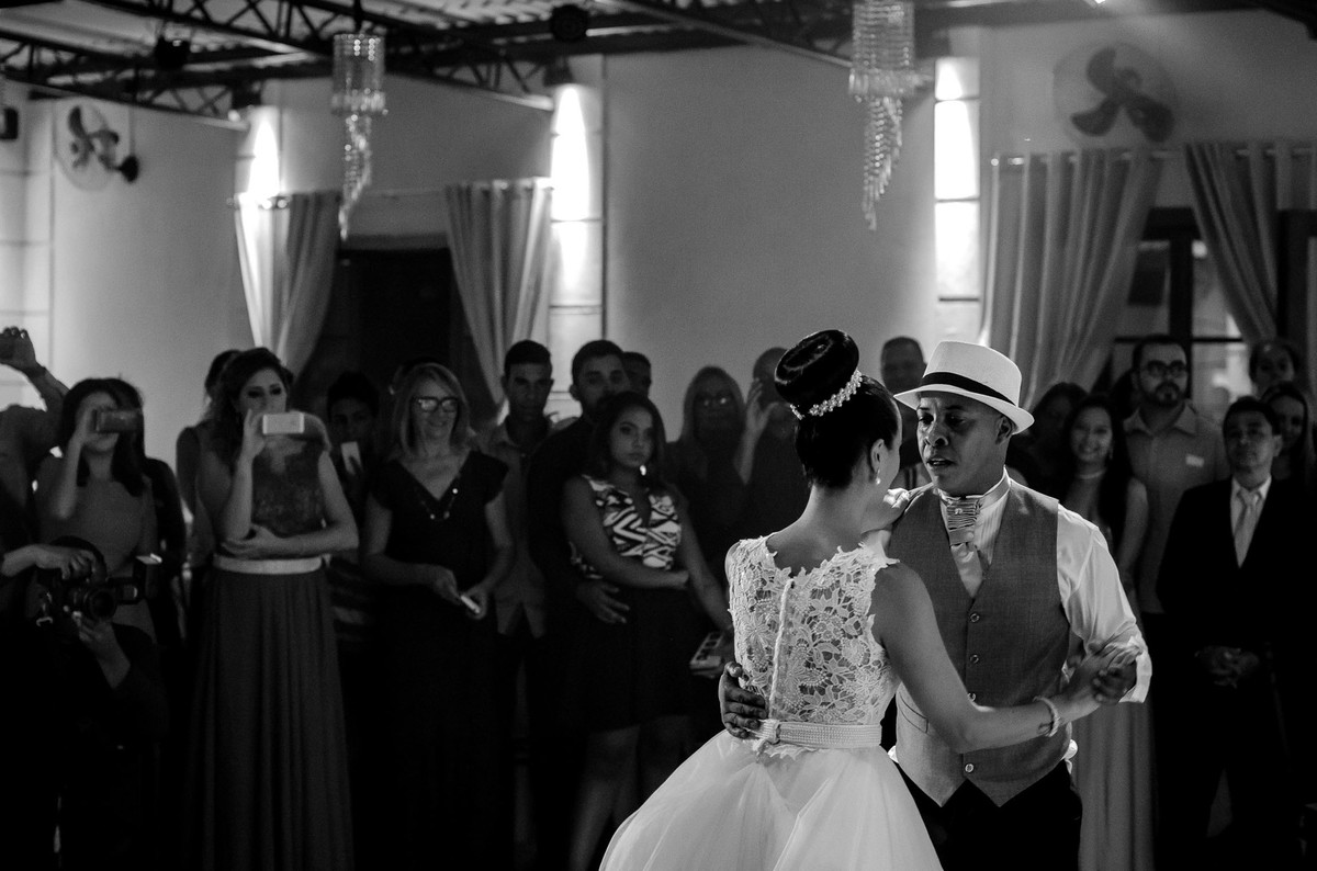 casal dançando no buffet Reis Recepções