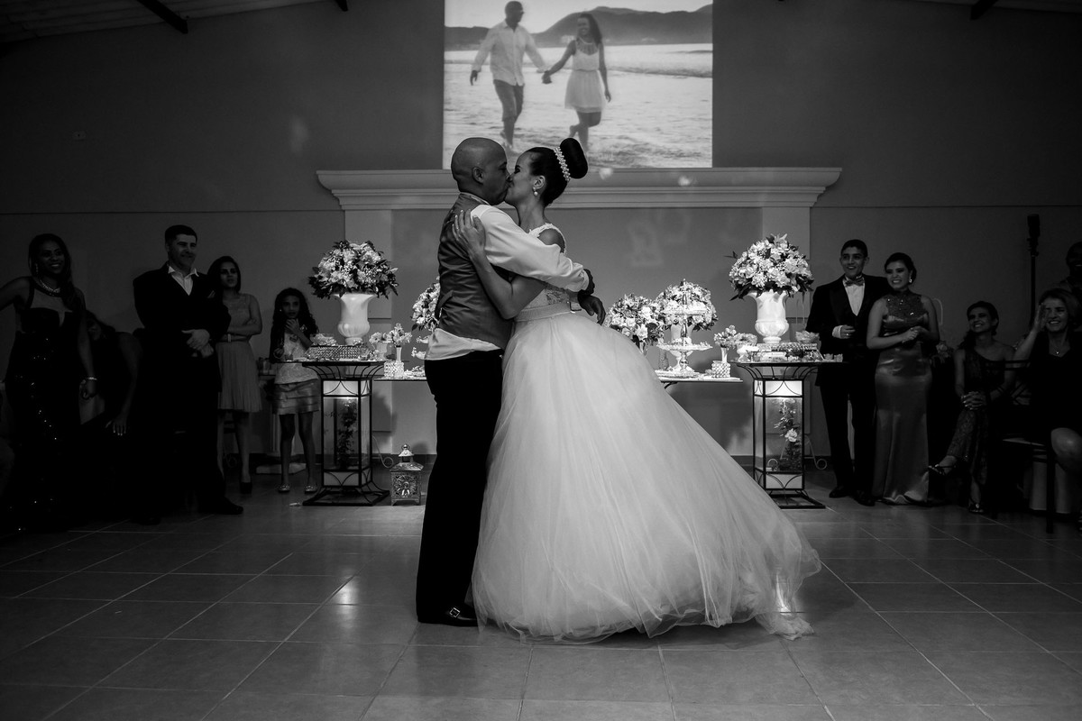 casal dançando no buffet Reis Recepções