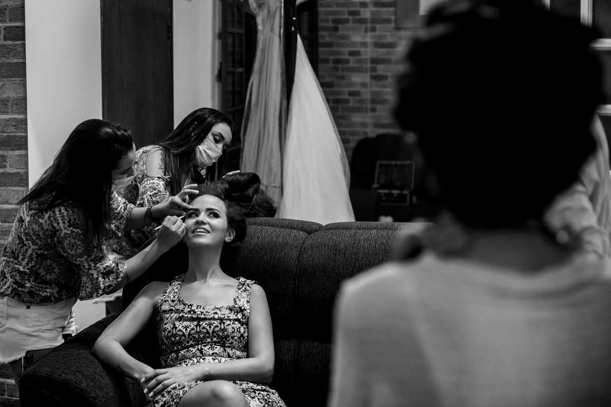 noiva se maquiando no sitio Reis Recepções