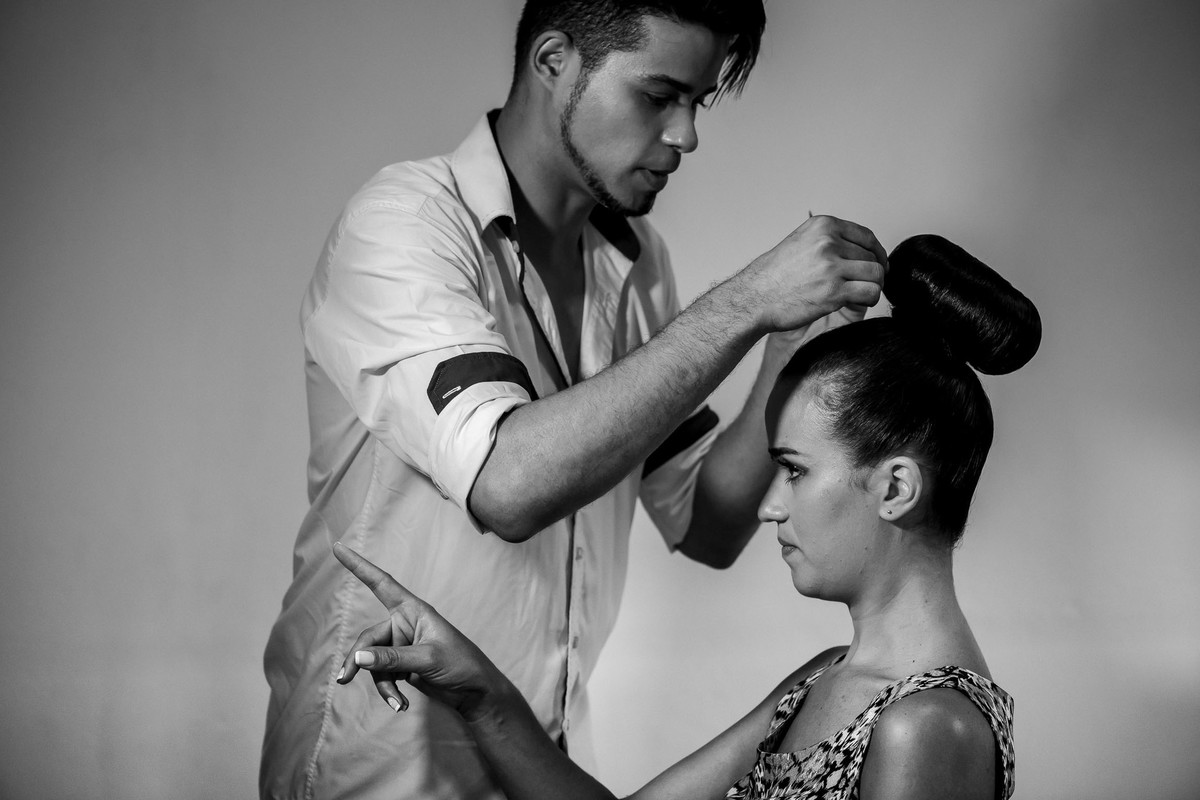 noiva se maquiando no sitio Reis Recepções