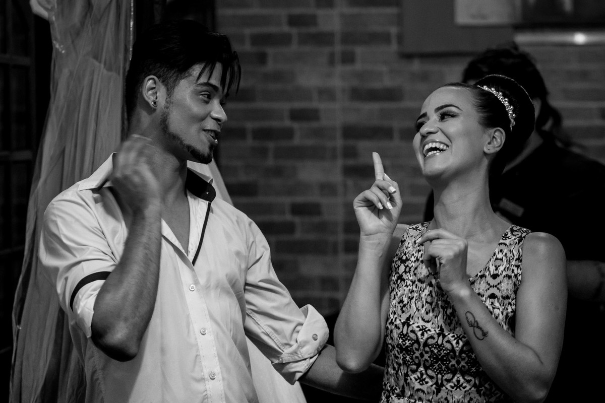 noiva se maquiando no sitio Reis Recepções