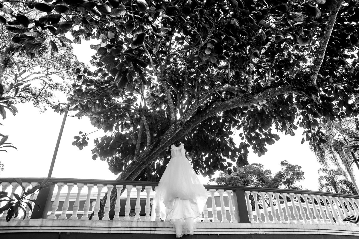 vestido da noiva pendurado em arvore no buffet Reis Recepções