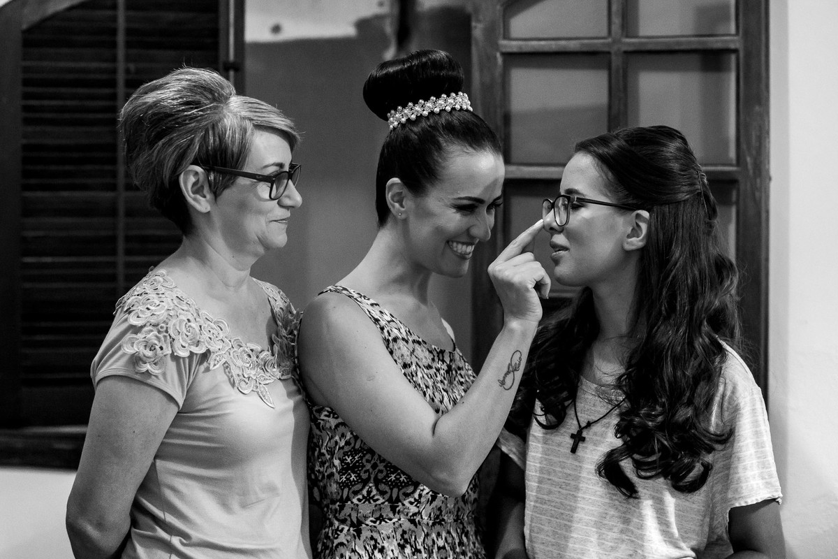 noiva se maquiando no sitio Reis Recepções