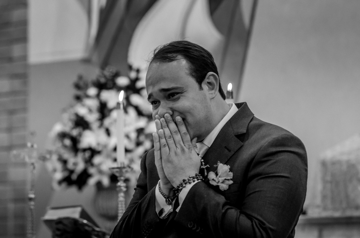 noivo chorando na igreja paroquia verbo divino são paulo casamento da Jacqueline e Leonardo