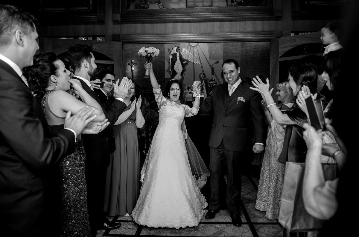 casal comemorando na porta da igreja paroquia verbo divino são paulo casamento da Jacqueline e Leonardo