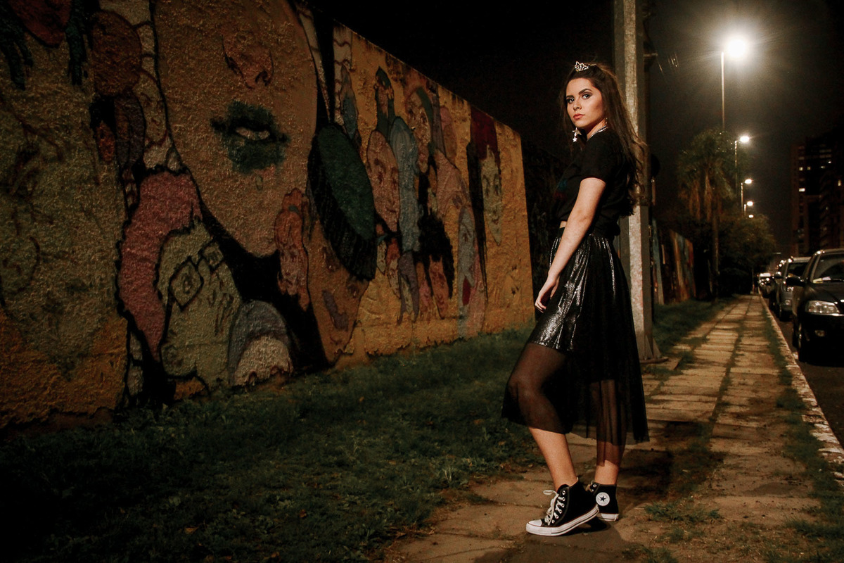 Luiza ensaio street noturno no centro de Porto Alegre