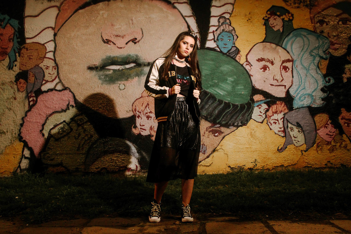 Luiza ensaio street noturno no centro de Porto Alegre