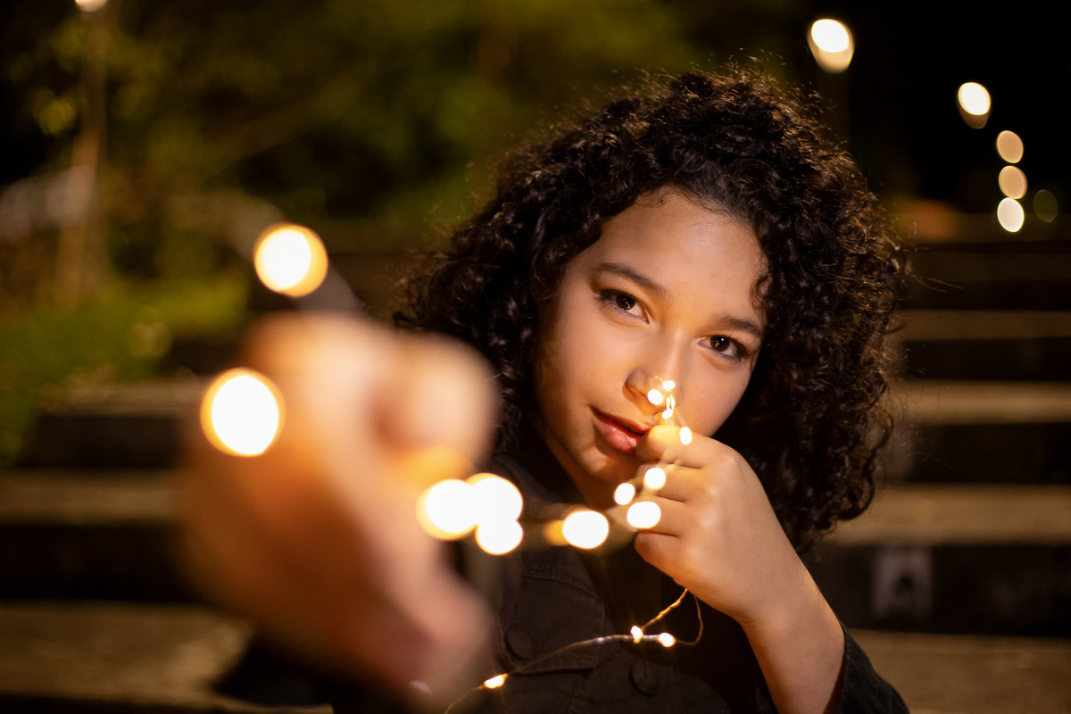 Ensaio de 15 anos noturno em Canoas com luzes de sparkler e clima descontraído