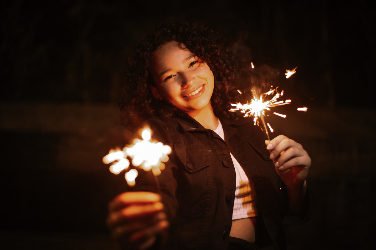 Ensaio de 15 anos noturno em Canoas com luzes de sparkler e clima descontraído