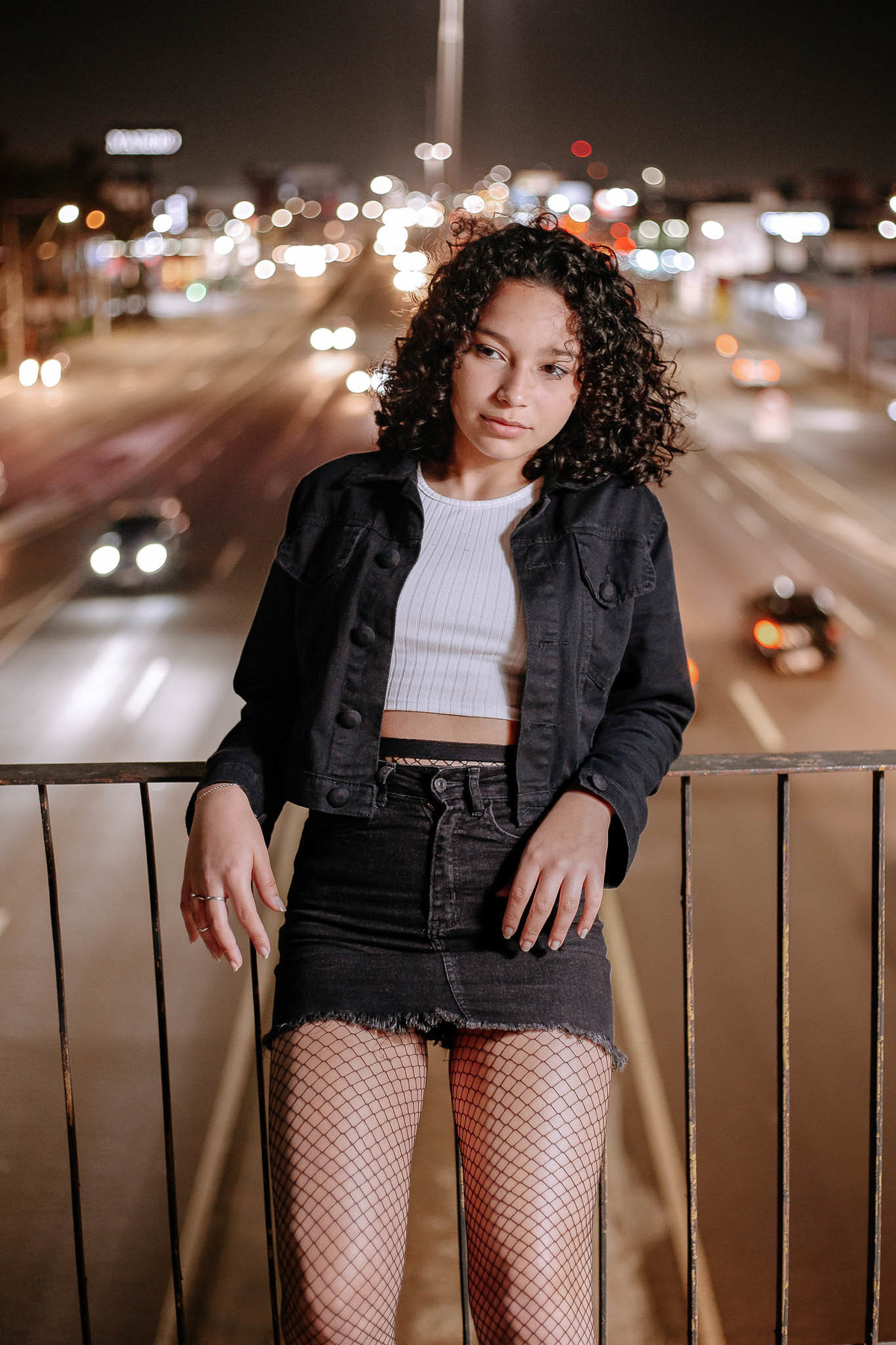 Ensaio de debutante urbano em Canoas com cenário de passarela e iluminação noturna estilo street