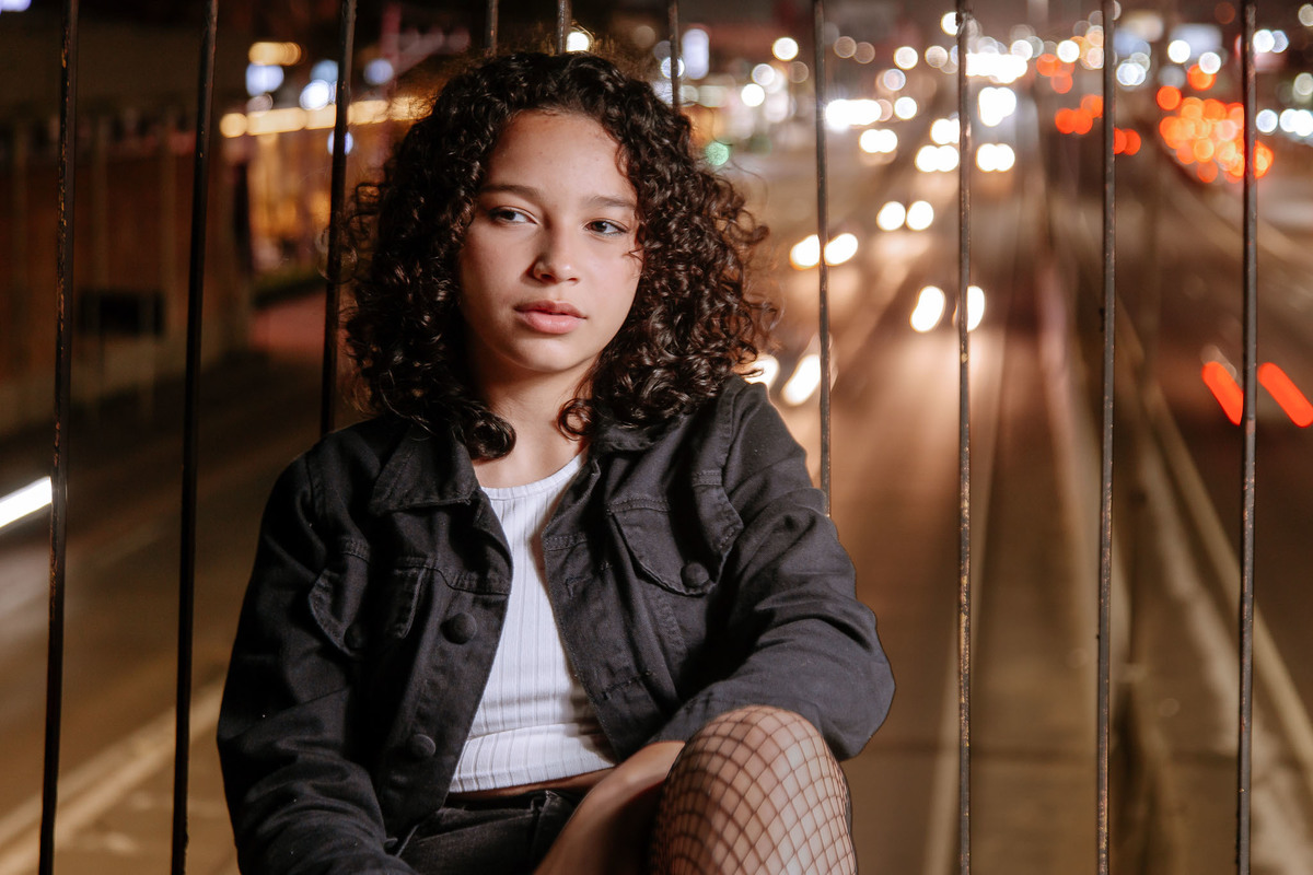 Ensaio de debutante urbano em Canoas com cenário de passarela e iluminação noturna estilo street