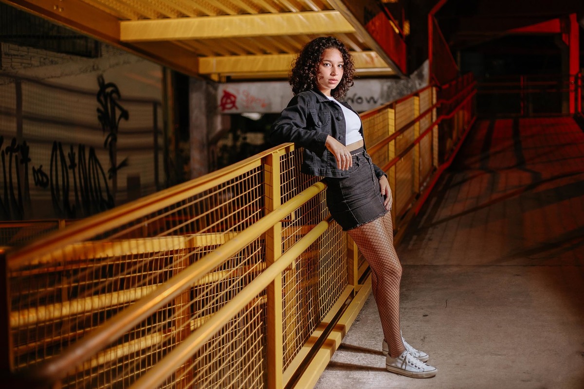 Ensaio de debutante urbano em Canoas com cenário de passarela e iluminação noturna estilo street