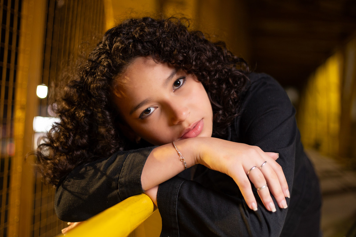 Ensaio de debutante urbano em Canoas com cenário de passarela e iluminação noturna estilo street