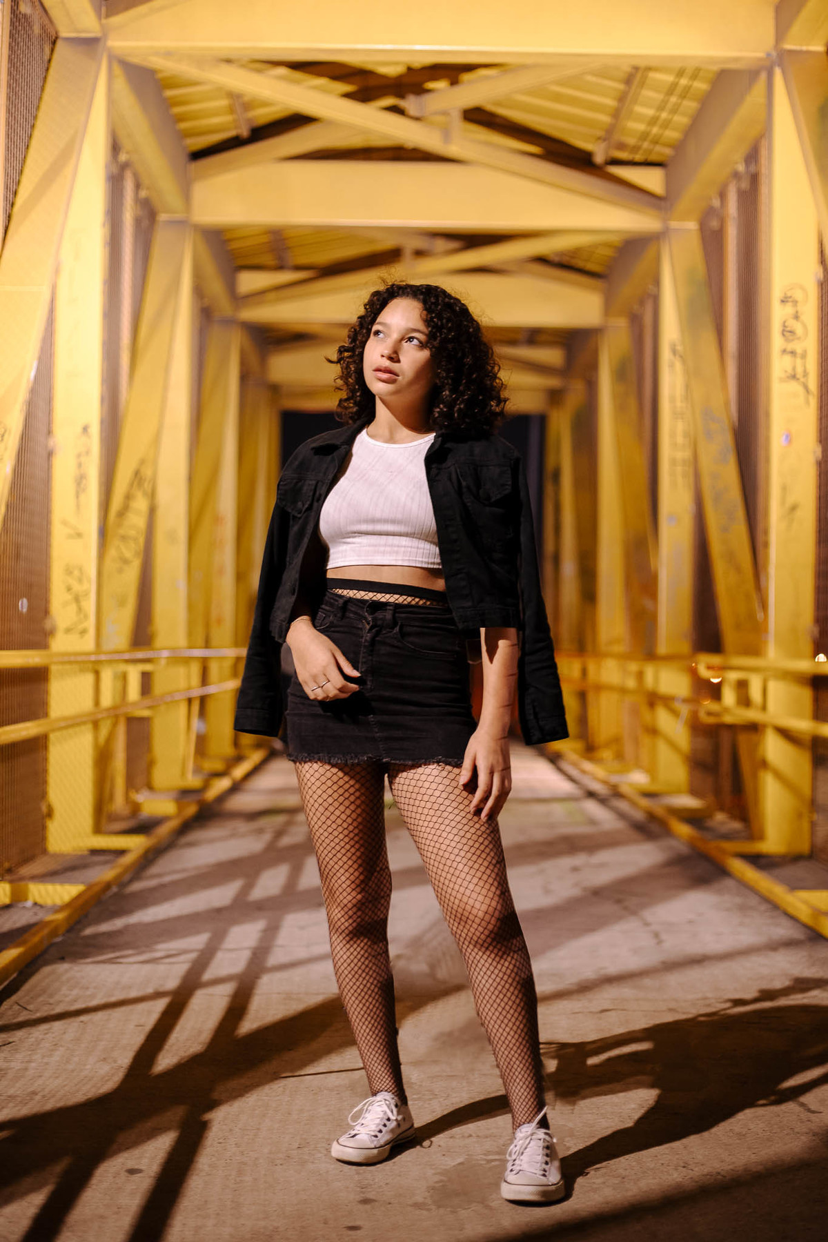 Ensaio de debutante urbano em Canoas com cenário de passarela e iluminação noturna estilo street