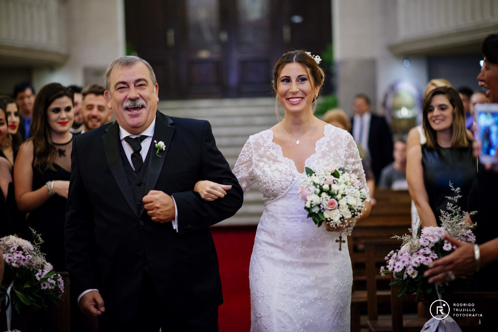 caminata de la novia y padrino de ceremonia, camino al altar