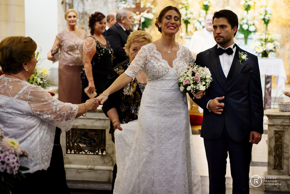 salida de los novios, encuentro con la abuela, novia alegre