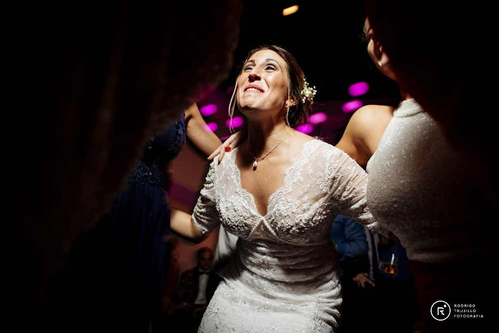 novia bailando, abrazo con amigas, salón aires eventos de rosario