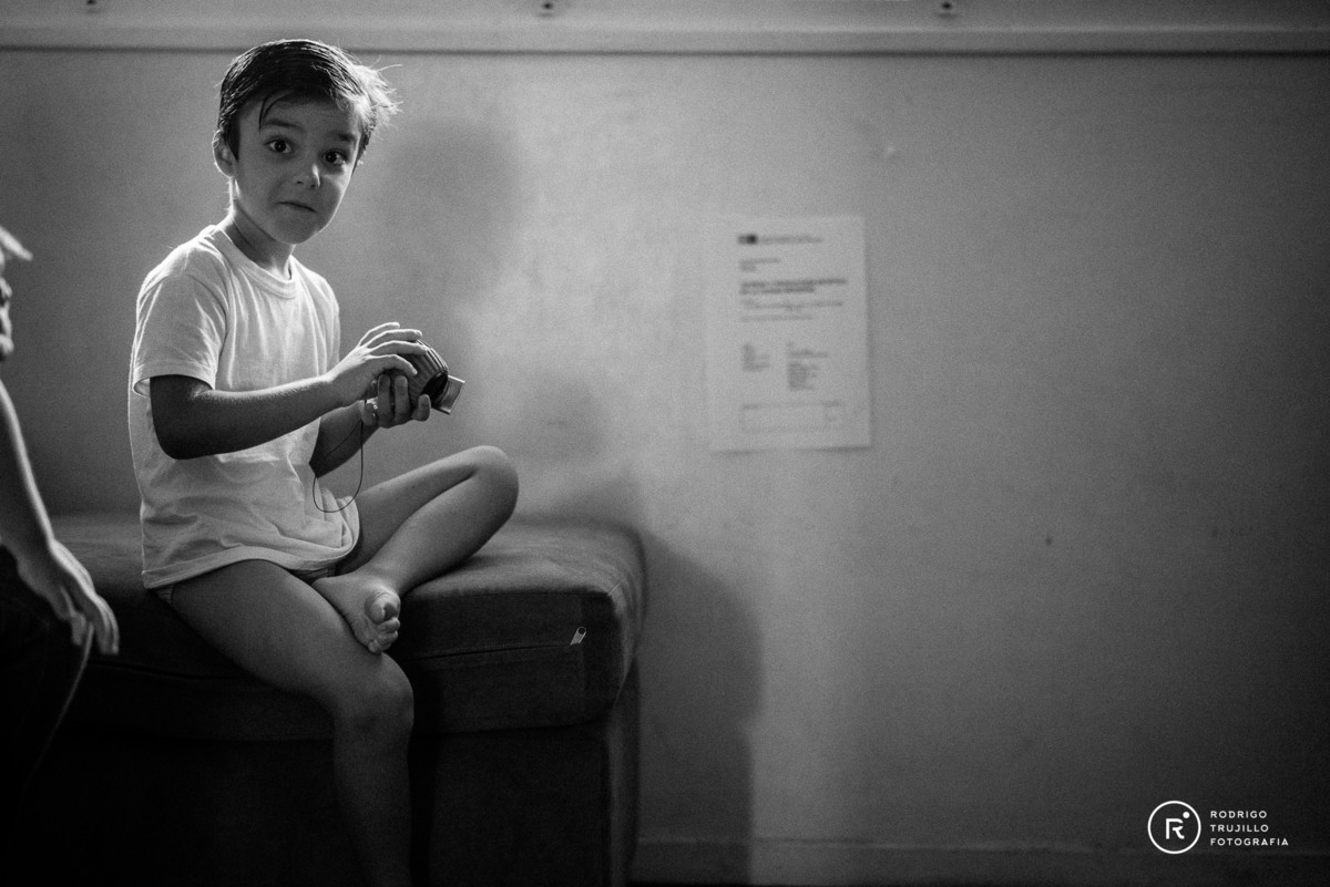 niño mirando a camara, fotografia blanco y negro, preparativos del novio