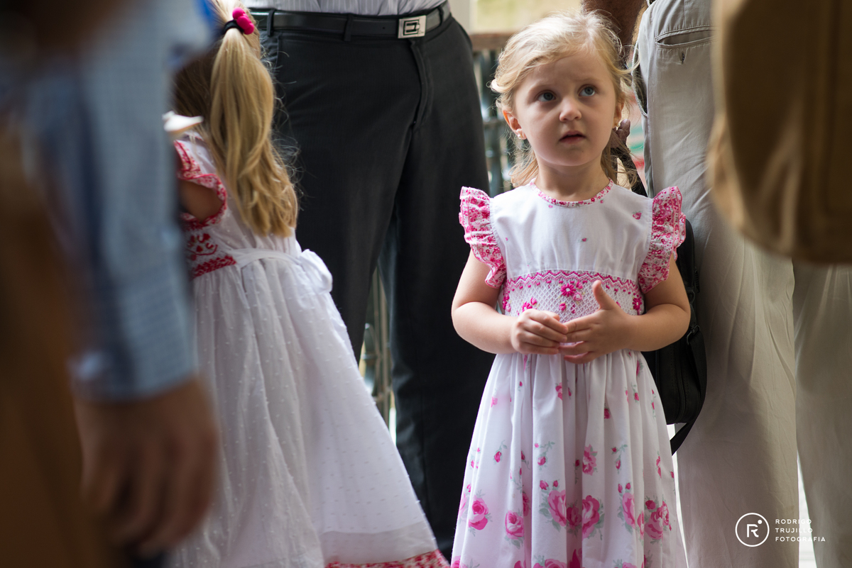 niña en registro civil, fotografia a color, esperando a los novios