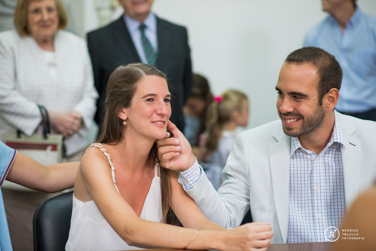 novios recien casados, novia llorando, fotografia a color, registro civil