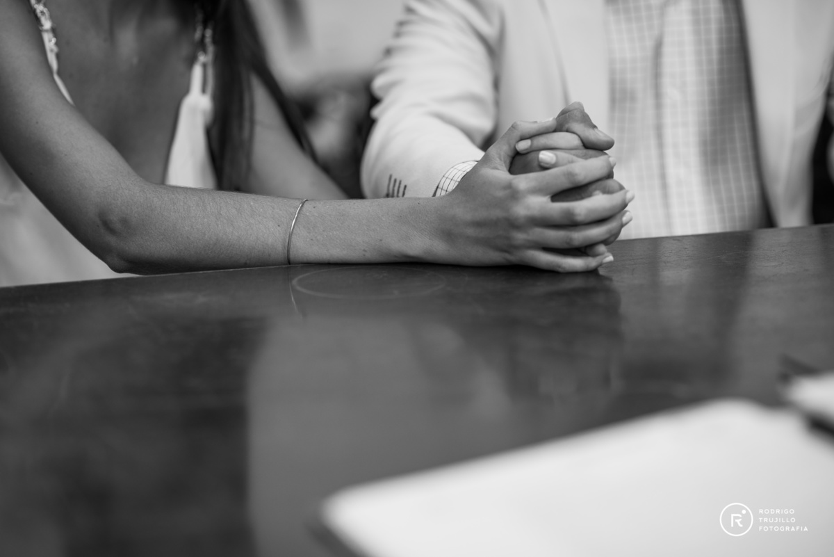 detales de los novios, manos, fotografia blanco y negro