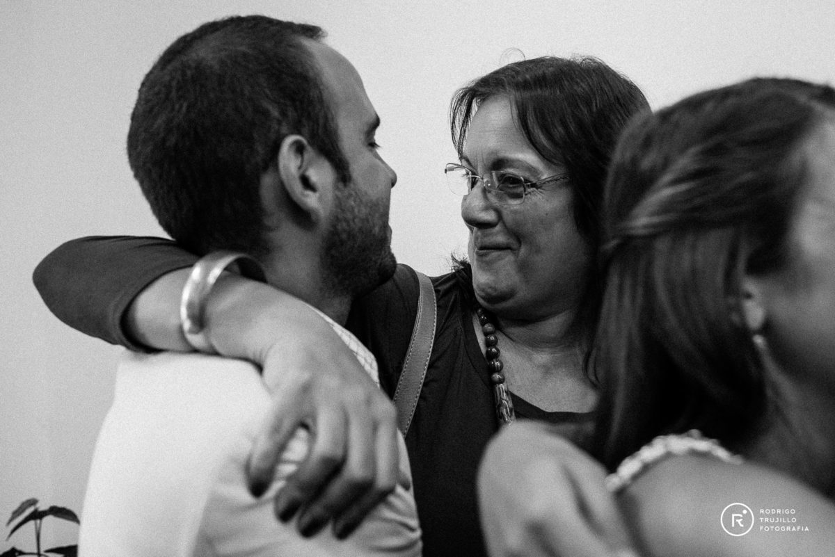 mama del novio, beso de mama, fotografia blanco y negro