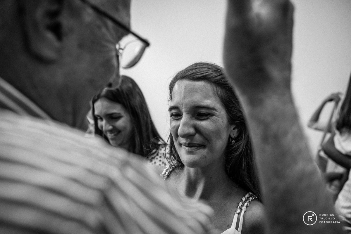 novia llorando, abrazo de papá, novia feliz, ceremonia de civil