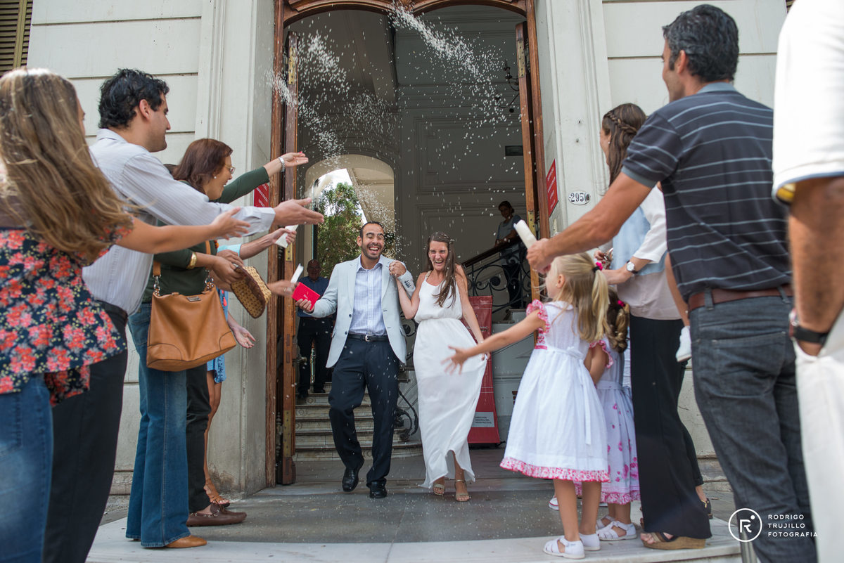 salida de los novios en registro civil, arroz de los novios