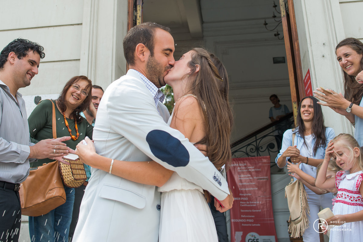 beso de los novios, registro civil, novios recien casados, rodrigo trujillo