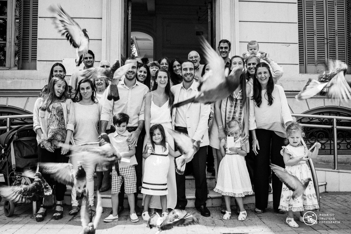 familia y amigos, testigos de casamiento, fotografia blanco y negro, registro civil, palomas