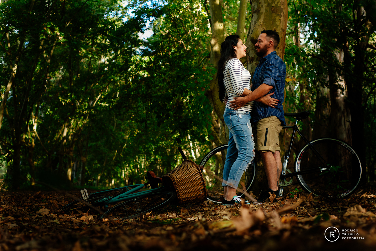 sesion de fotos de novios, pareja de novio en zavalla, parque villariño