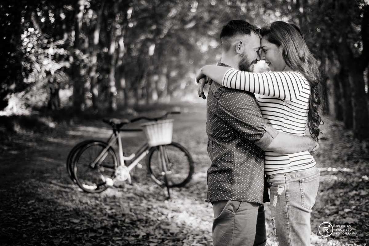 fotografia blanco y negro, engagement session, sesion de fotos, pareja posando en zavalla