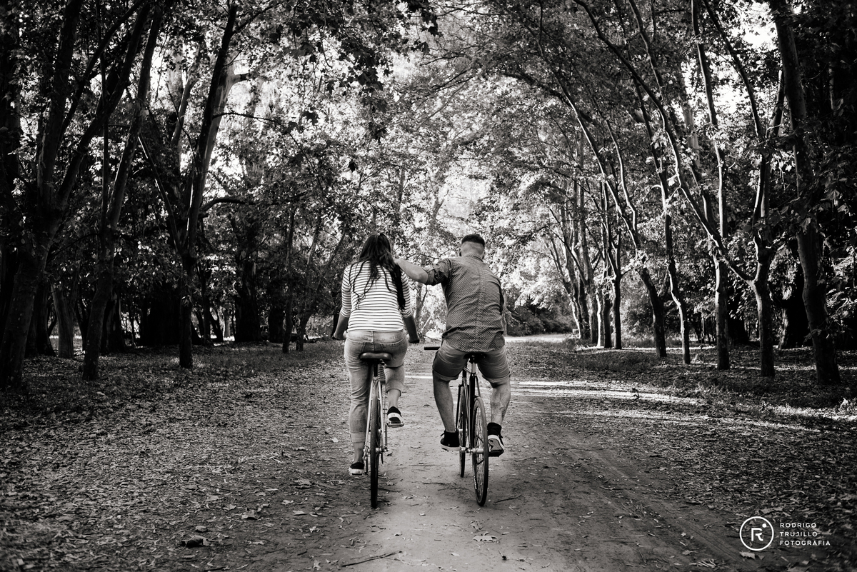 novios en bicicleta, fotos en blanco y negro, zavalla, santa fe, engagement session, sesion de pareja, sesion de fotos de novios en zavalla