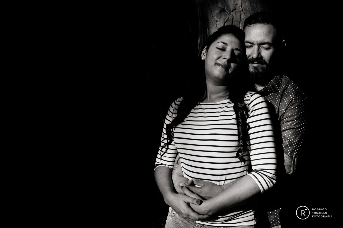 fotos blanco y negro, sesion de fotos a pareja en zavalla, parque villariño