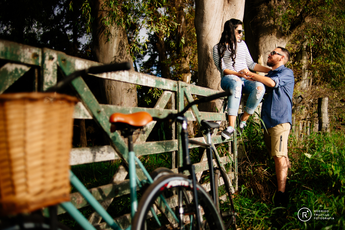 tranquera de campo, novios en campo en zavalla, sesion de compromiso