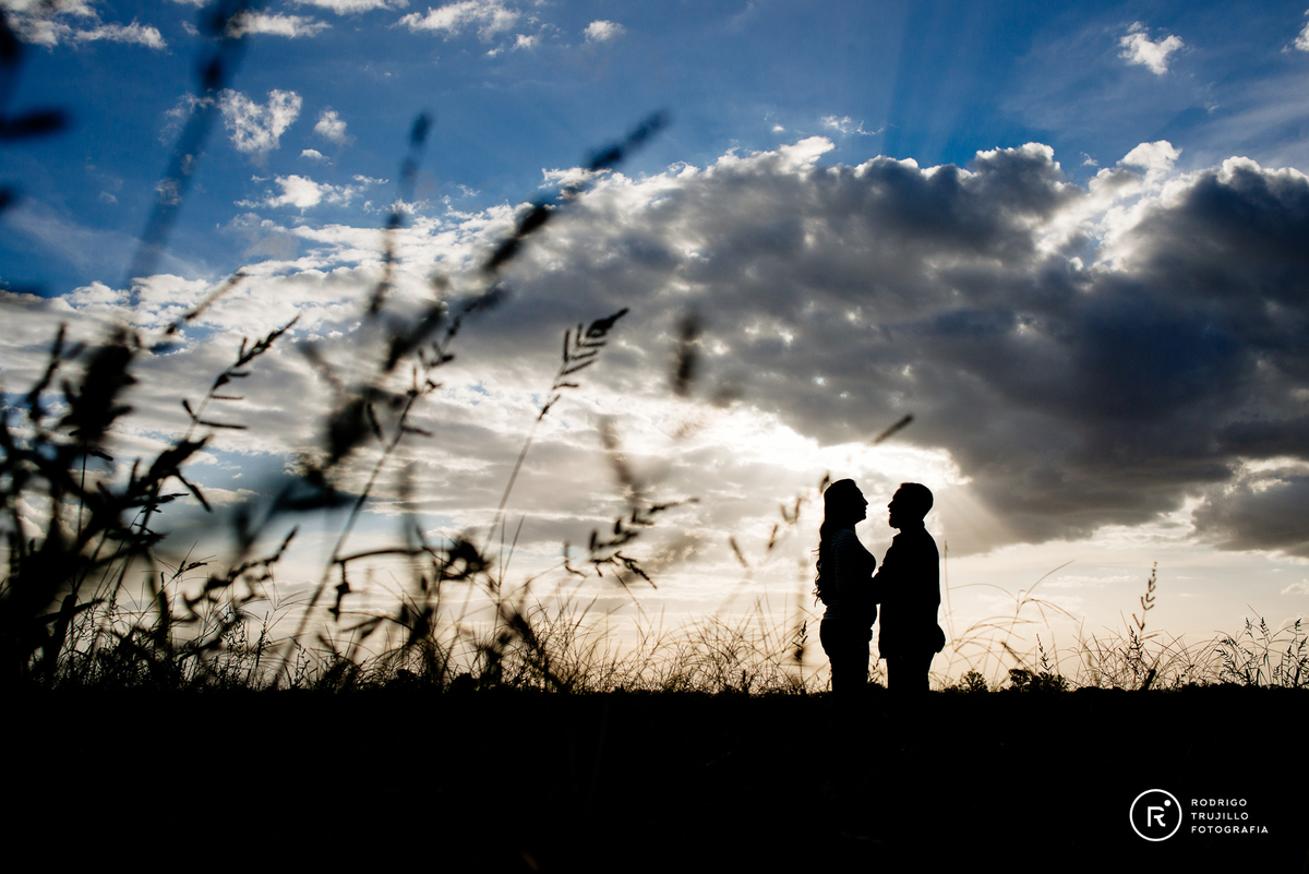 contraluz, sesion de novios, fotografia de pareja, sesion de compromiso, e-session