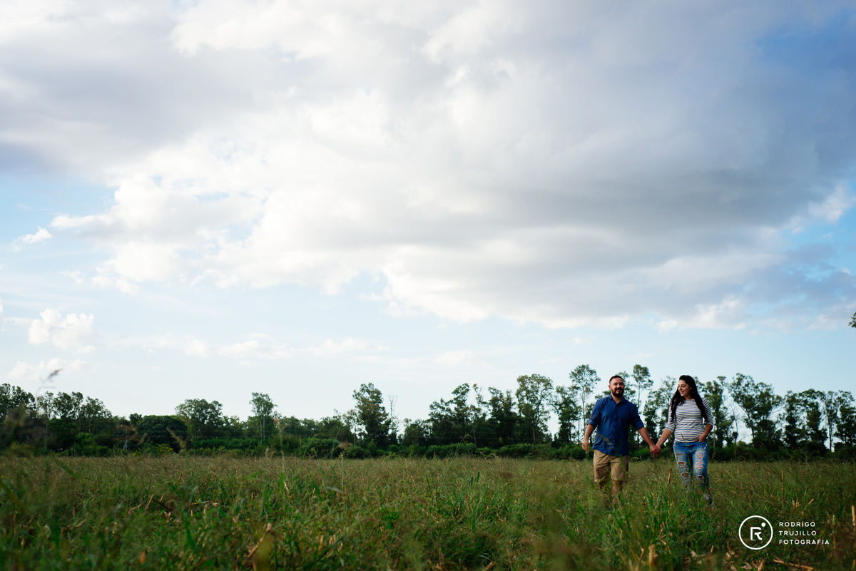 campo abierto, pareja de novios, campo verde, grandes cielos, cielos celestes, sesion de compromiso, engagement session