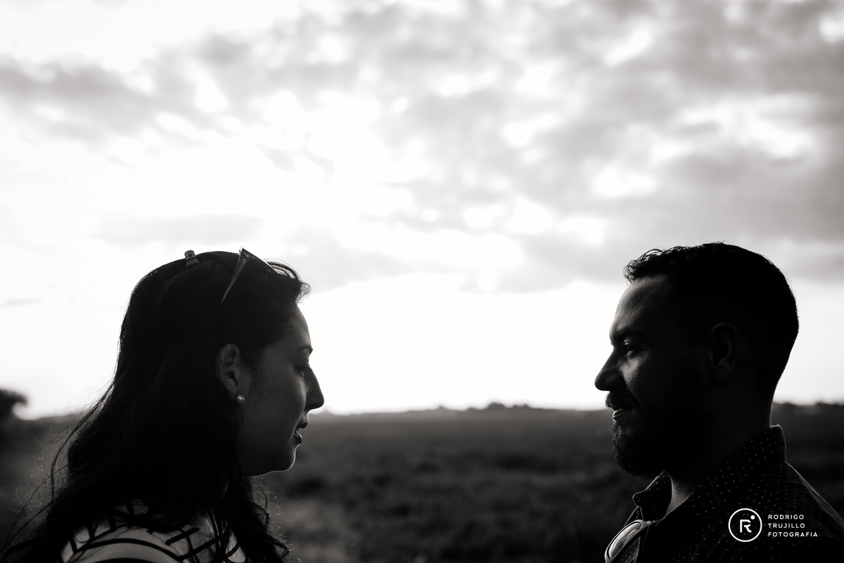 mirada de los novios, fotografia blanco y negro, campos en zavalla, parque villariño
