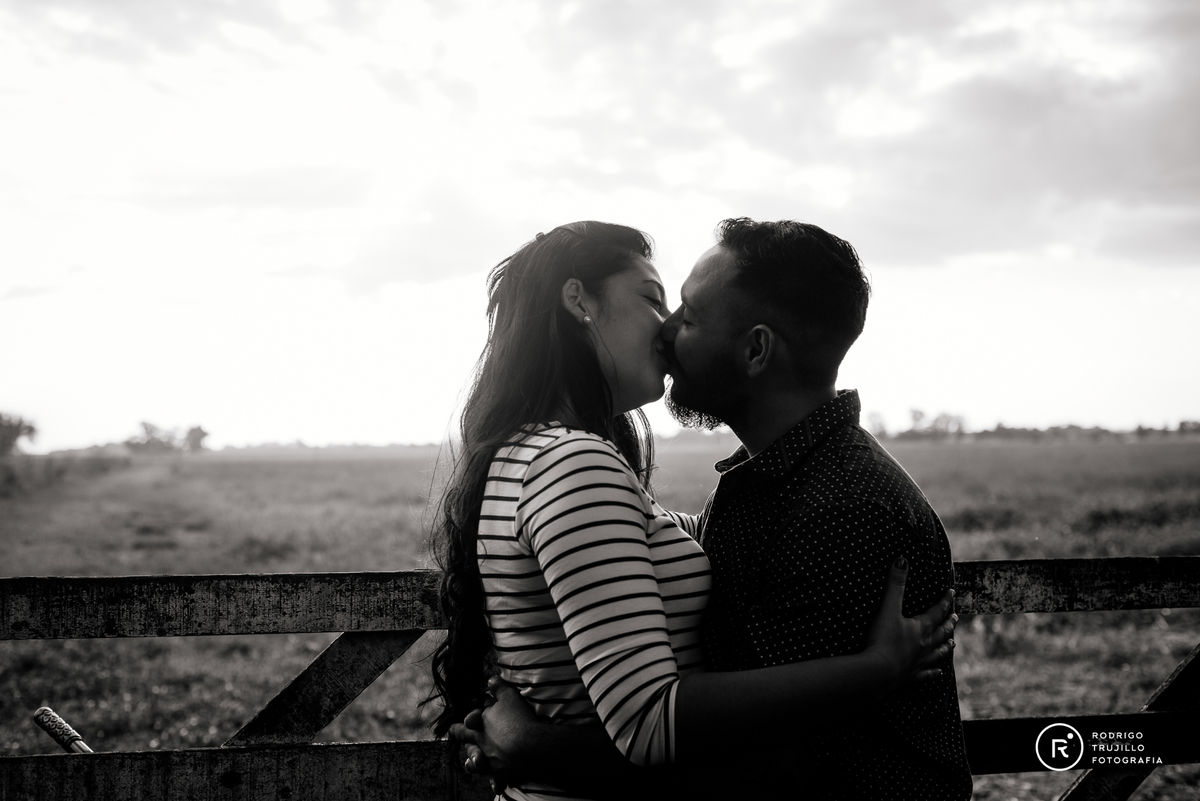 beso de novios, campos de zavalla, fotografia blanco y negro
