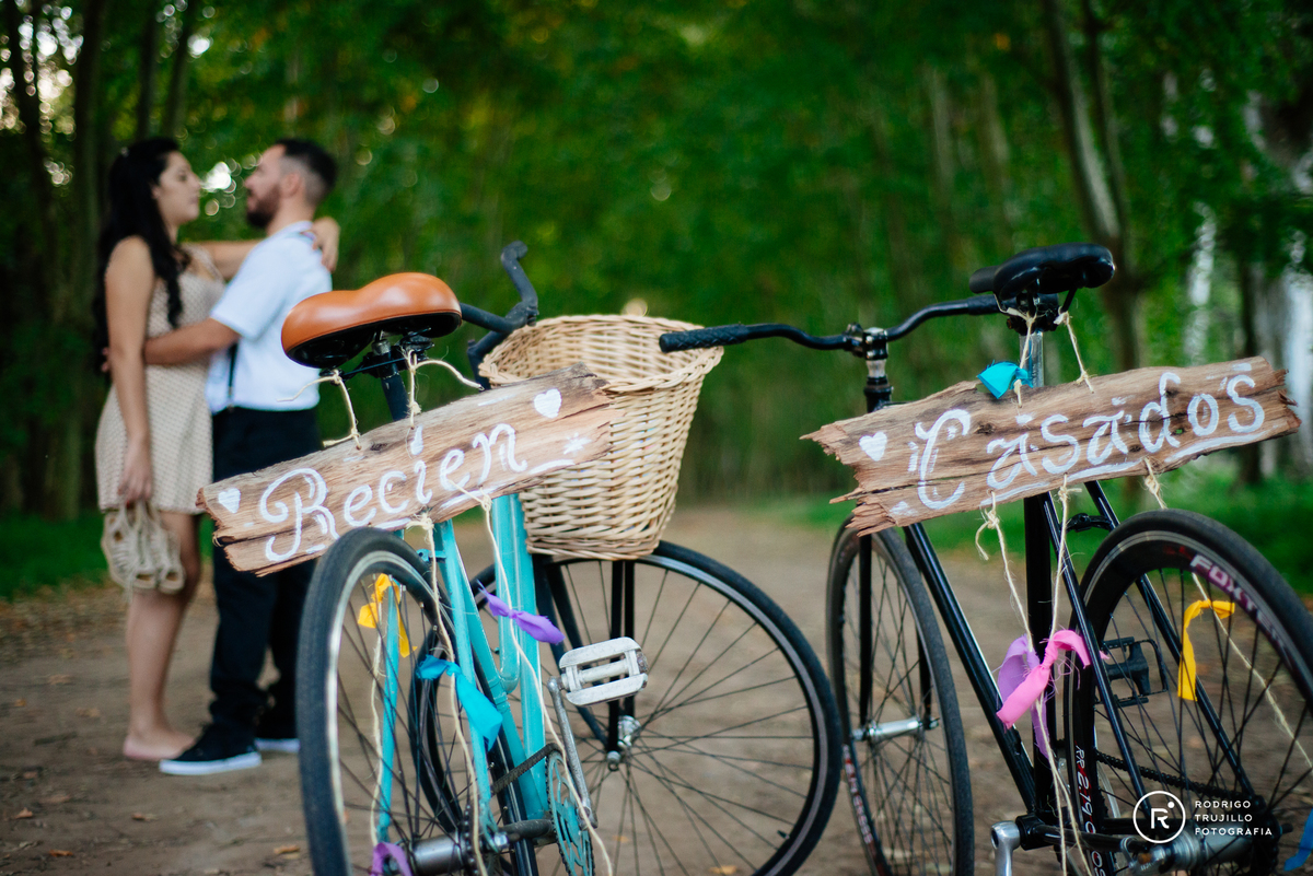 bicicletas vintaje, pareja de novios, sesion de fotografia de parejas, sesion de compromiso