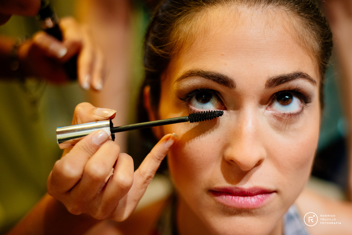 dilineado de ojos de la novia, preparativos de la novia en el hotel, make up de la novia, maquillaje para novias en rosario