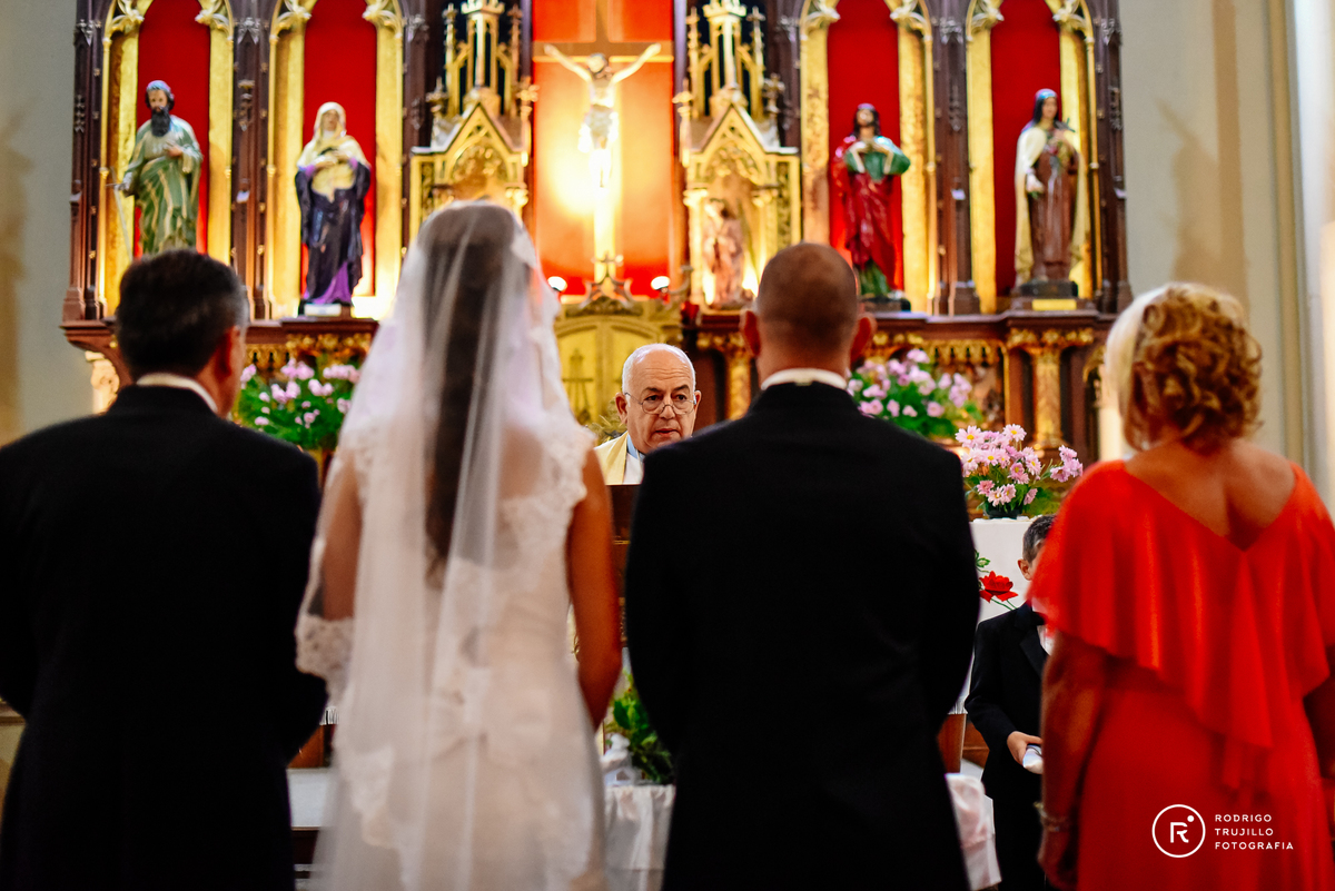 altar de iglesia san antonio sur, foto de novios y padrinos en la iglesia san antonio sur de rosario, ceremonia religiosa
