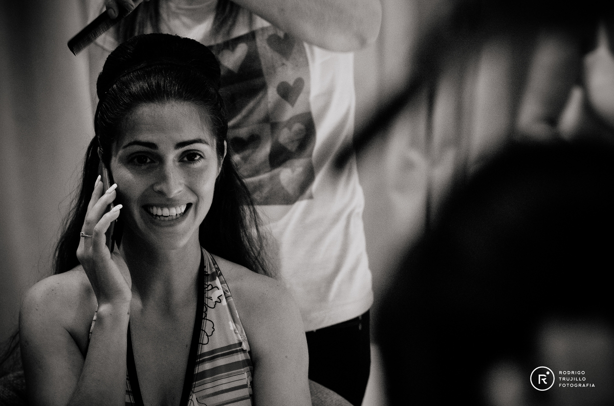 novia hablando por telefono, fotografia blanco y negro, fotografia de la novia en hotel savoy de rosario