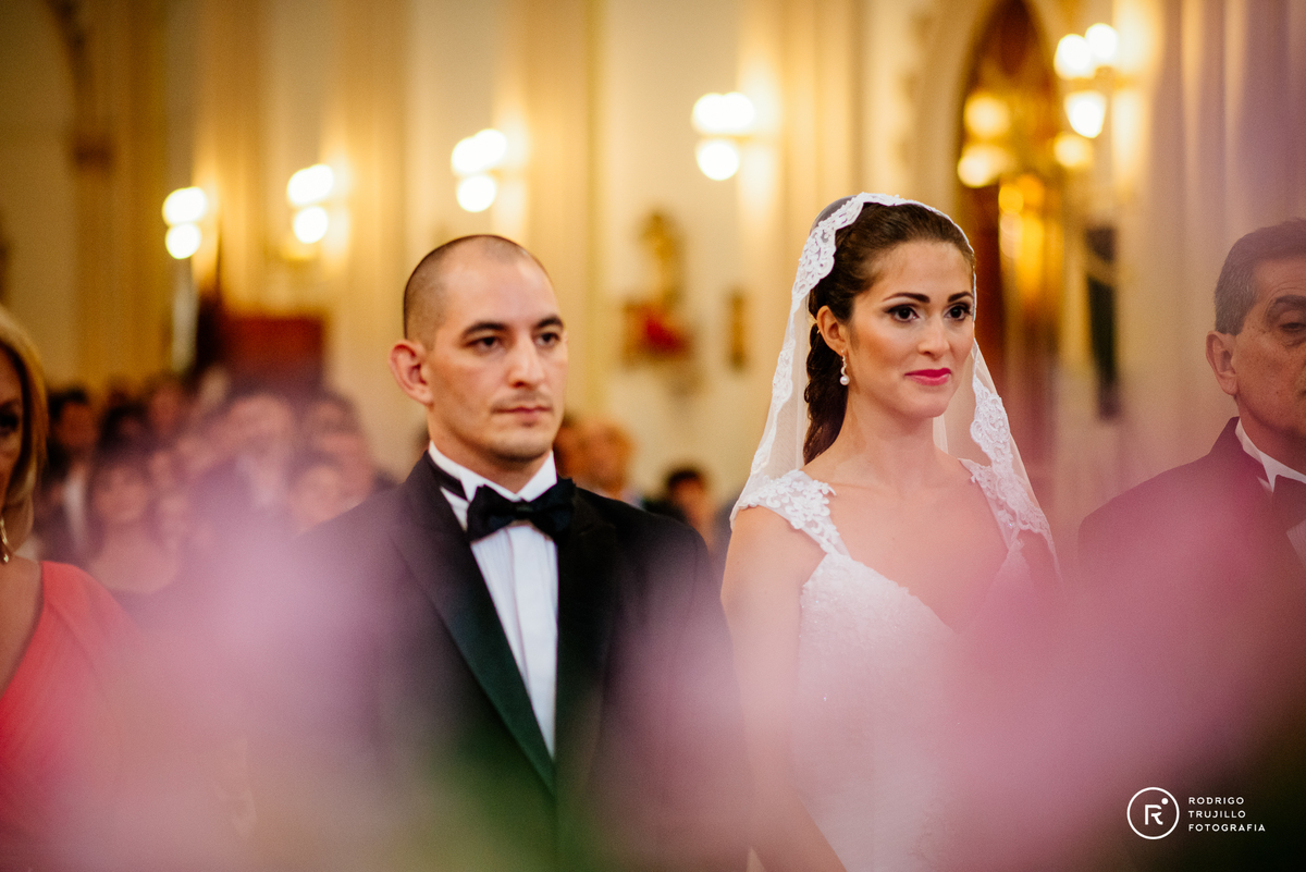 pareja de novia en san antonio sur de rosario, parroquia san antonio sur, novia con velo