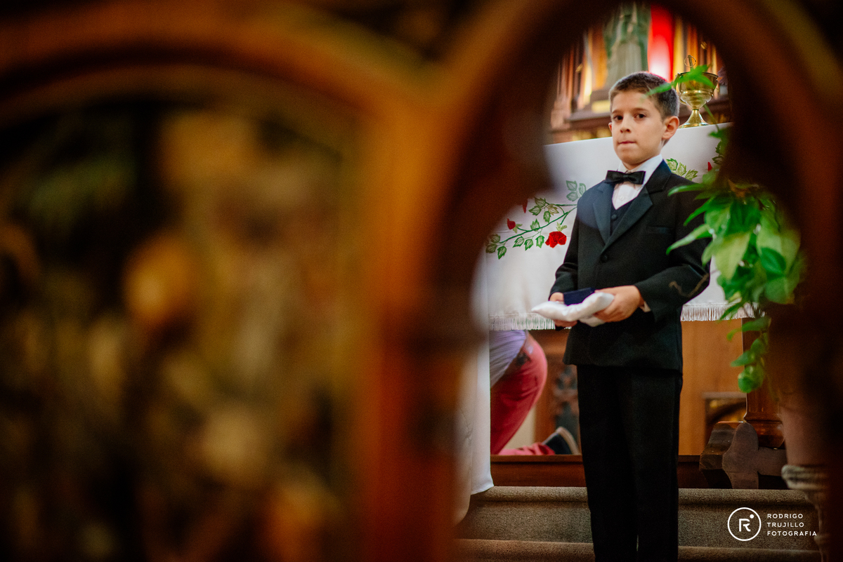 monaguillo en la iglesia, ceremonia de los anillos, hijo del novio