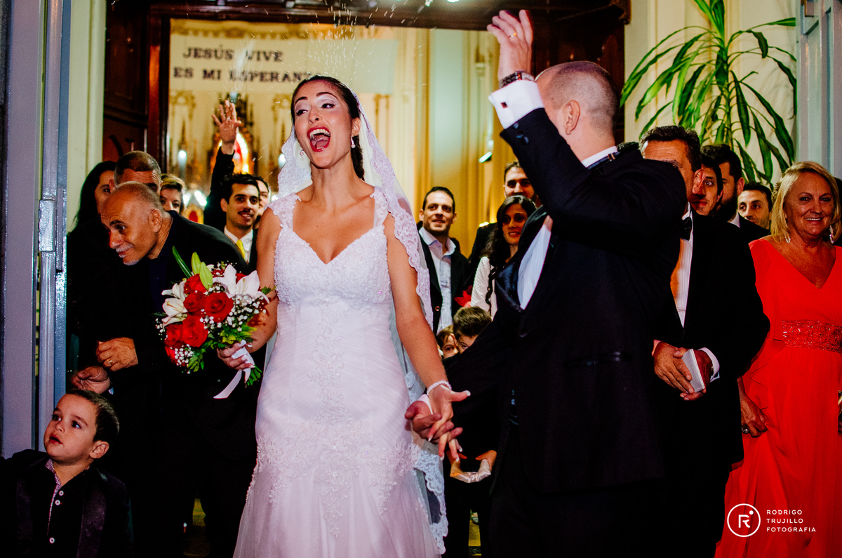 salida de los novios en la iglesia san antonio sur, tirada de arroz a los novios en la iglesia