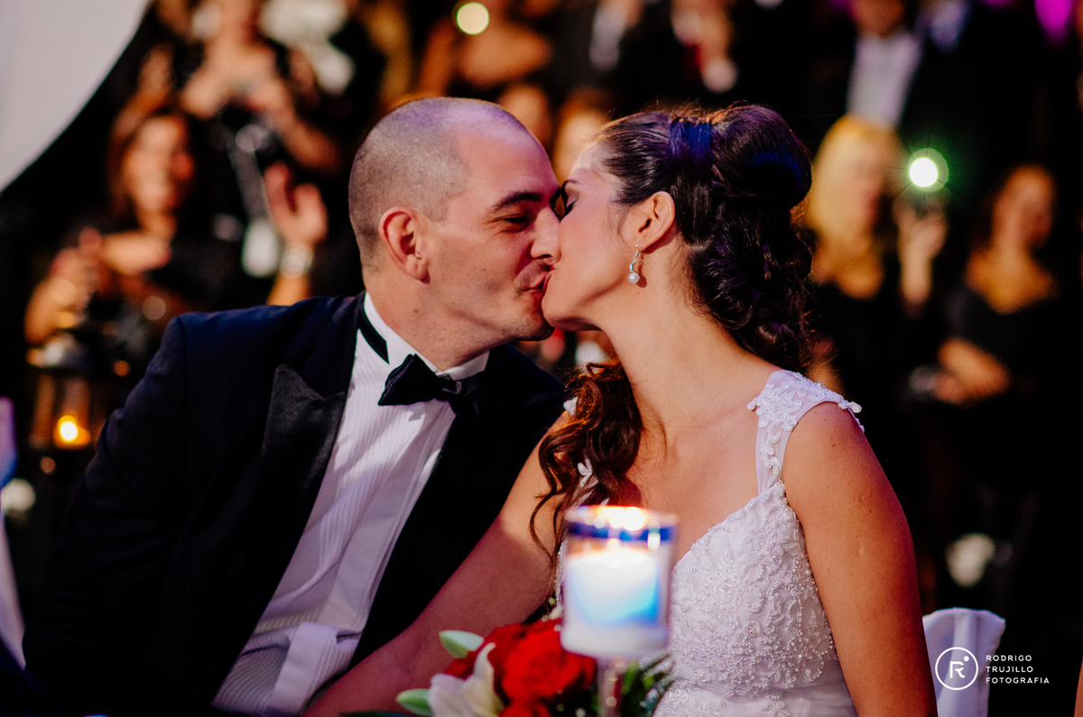 beso de los novios en el civil, ceremonia civil en el salon campus green de granadero baigorria