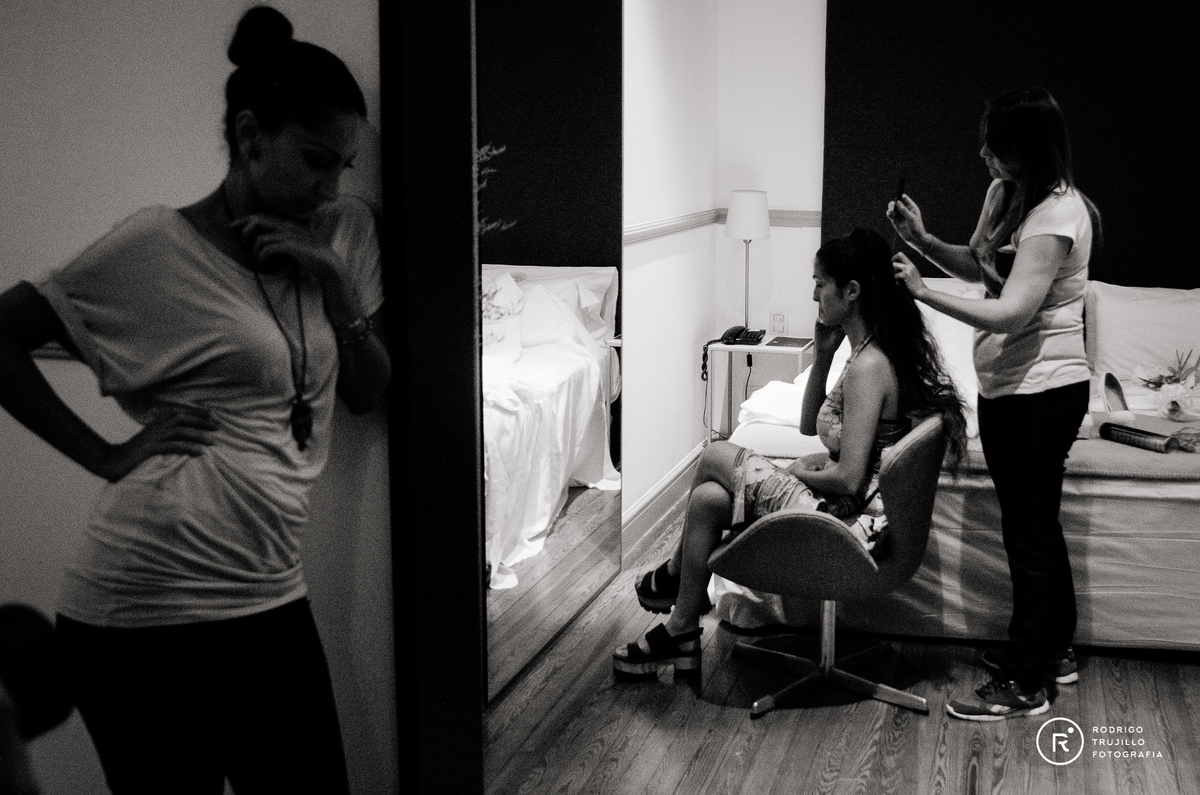 preparando a la novia en el hotel savoy de rosario, peinado a la novia, peinado de novias en rosario