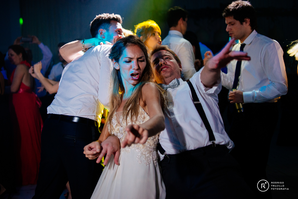 novia con amigo bailando, novia bailando, baile de bodas, casamientos en rosario