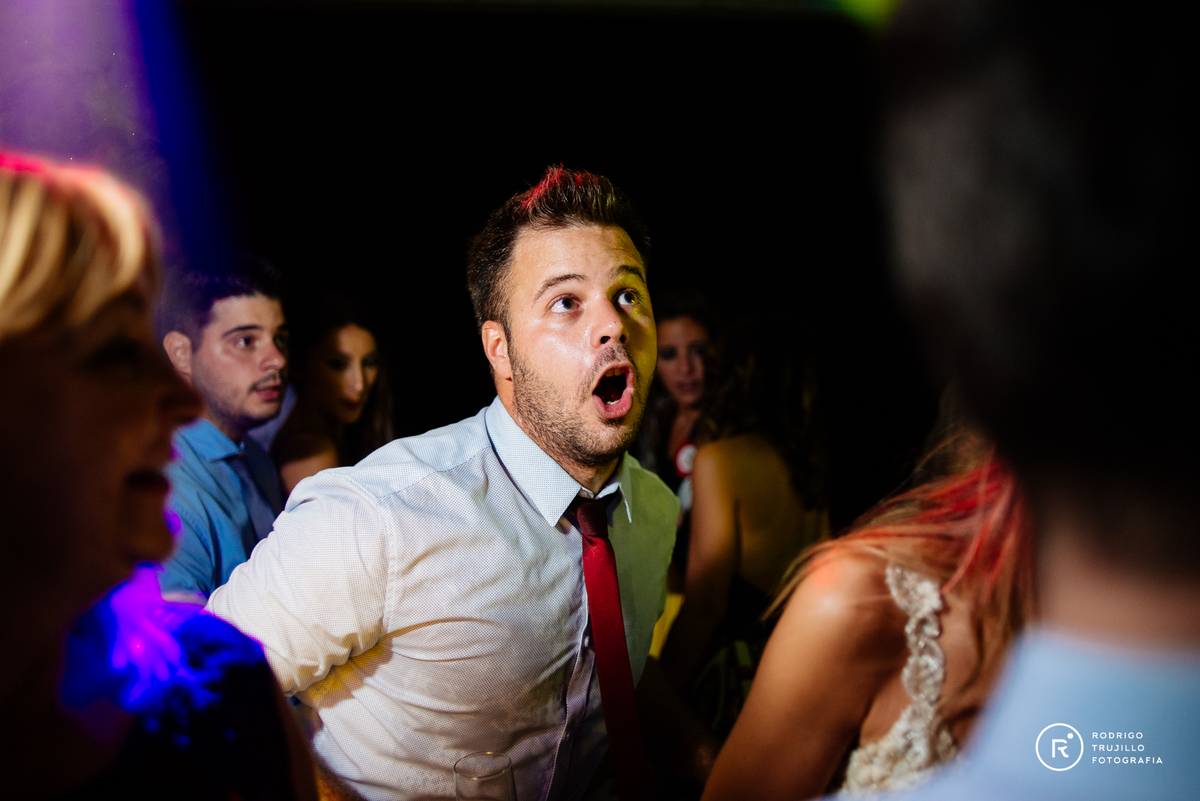 amigo del novio, amigo de la novia, fotografia de casamiento en punta barranca rosario, salones de fiesta con onda, salones de fiesta con luces de colores, rodrigo trujillo fotografo